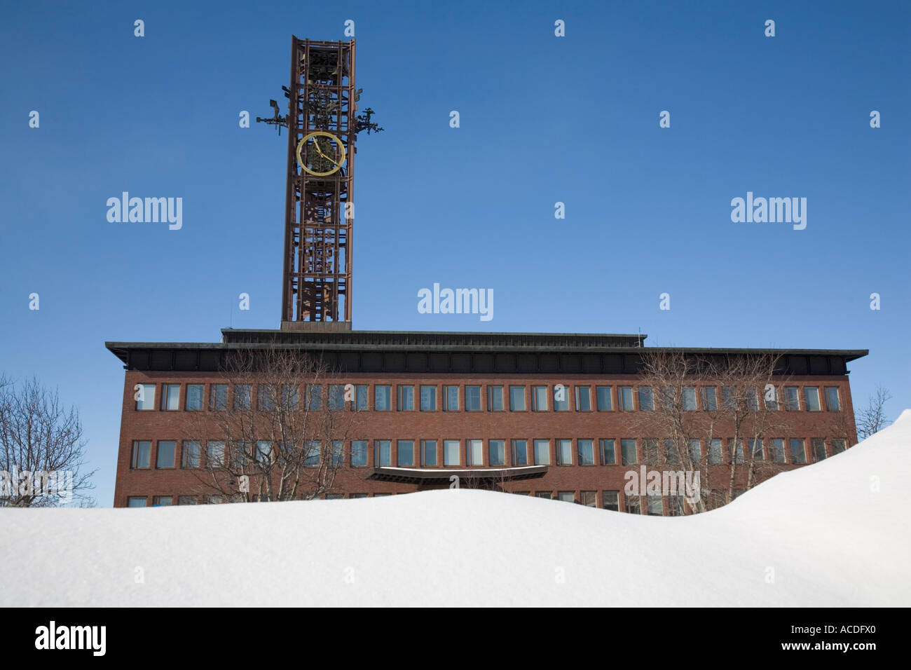 Il municipio di Kiruna nella Svezia settentrionale, dietro un cumulo di neve Foto Stock