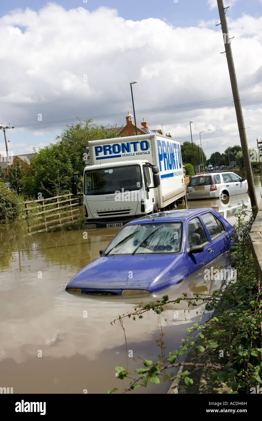 Autovetture e autocarri parzialmente sommerso sulla strada allagata in Newtown Tewkesbury Gloucestershire UK Luglio 2007 Foto Stock