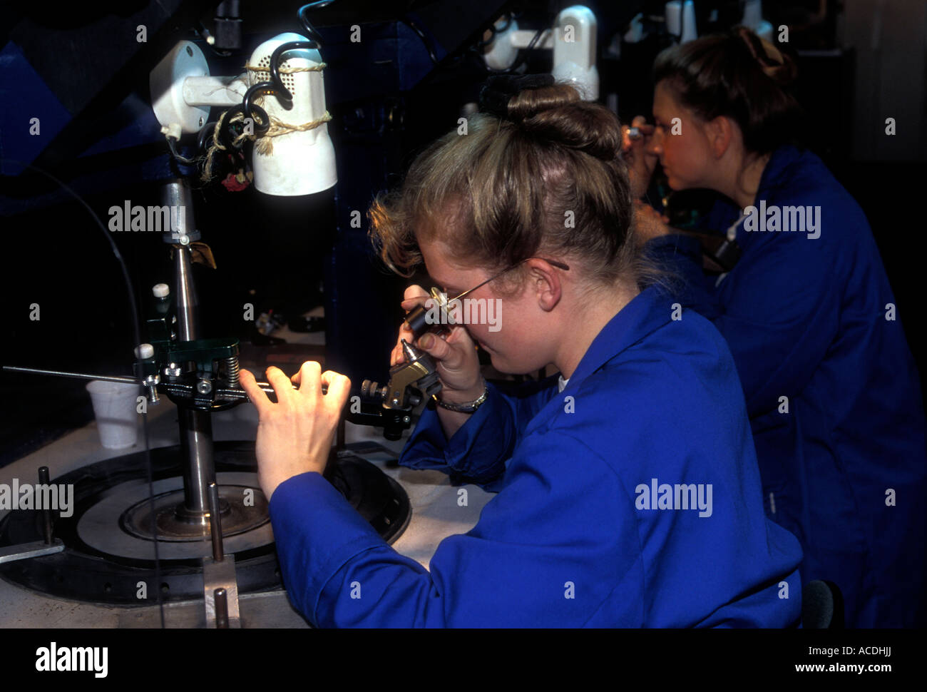 Donne olandese, al lavoro lavoratori, lavorando, ispezione di diamante, ispezione di diamanti, coster fabbrica di diamanti, Amsterdam, Olanda, Paesi Bassi, Europa Foto Stock