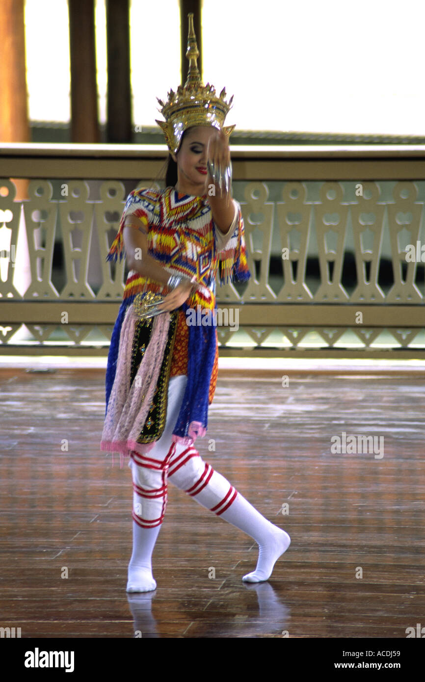 Una vista verticale di una ballerina Thai in costume tradizionale presi in Dusit Park Bangkok Foto Stock