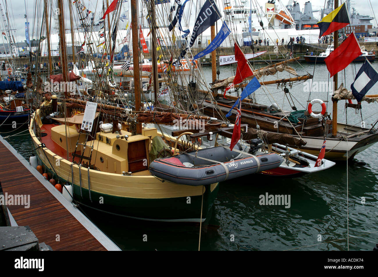 Flotta di piccole imbarcazioni presso il Royal Base Navale di Portsmouth Inghilterra Hampshire Regno Unito Regno Unito Gran Bretagna GB Europa Foto Stock