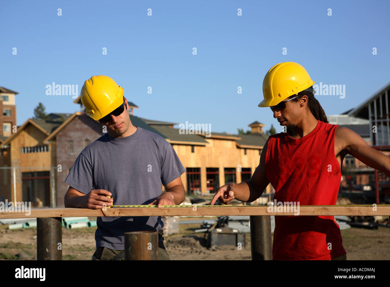 Lavoratori edili misurare materiali da costruzione Foto Stock