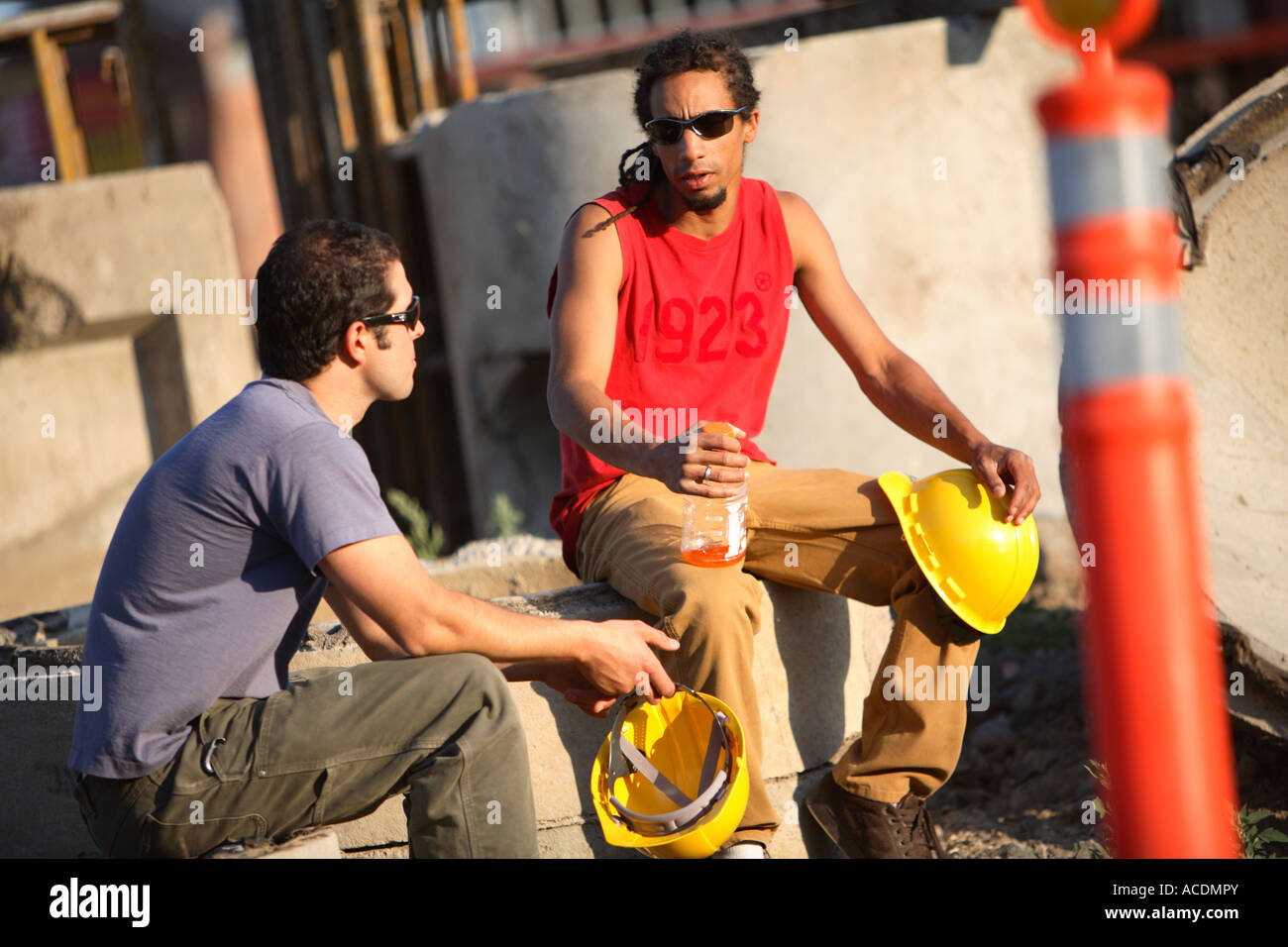 Lavoratori edili di sedersi per un break Foto Stock
