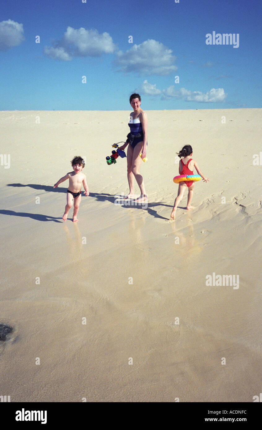 Una madre a giocare con i suoi bambini sulla spiaggia durante una vacanza a Fuerteventura, Isole Canarie, Spagna. Foto Stock