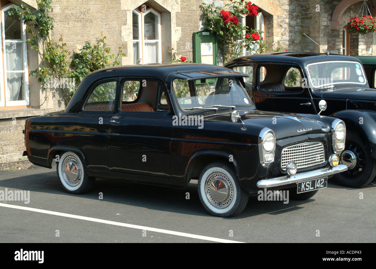 Old Ford Anglia e Morris 8 in sosta in corrispondenza della stazione a Buckfastleigh Foto Stock