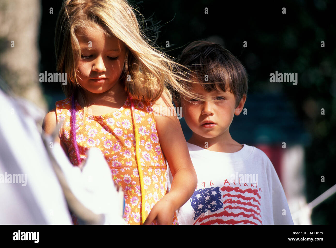 Un fratello e una sorella a giocare al di fuori. Foto Stock