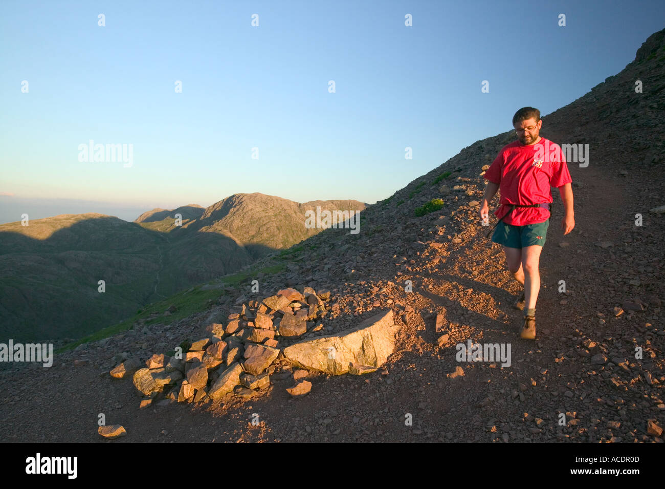 Walker scendendo grande timpano in tarda serata con grande finale alle spalle di Lake District Foto Stock