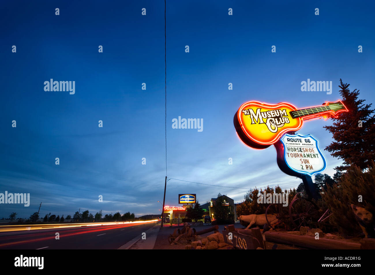 Route 66 a Flagstaff in Arizona. Punto di riferimento insegna al neon del mondo famoso museo Club Roadhouse di notte con striature chiare Foto Stock