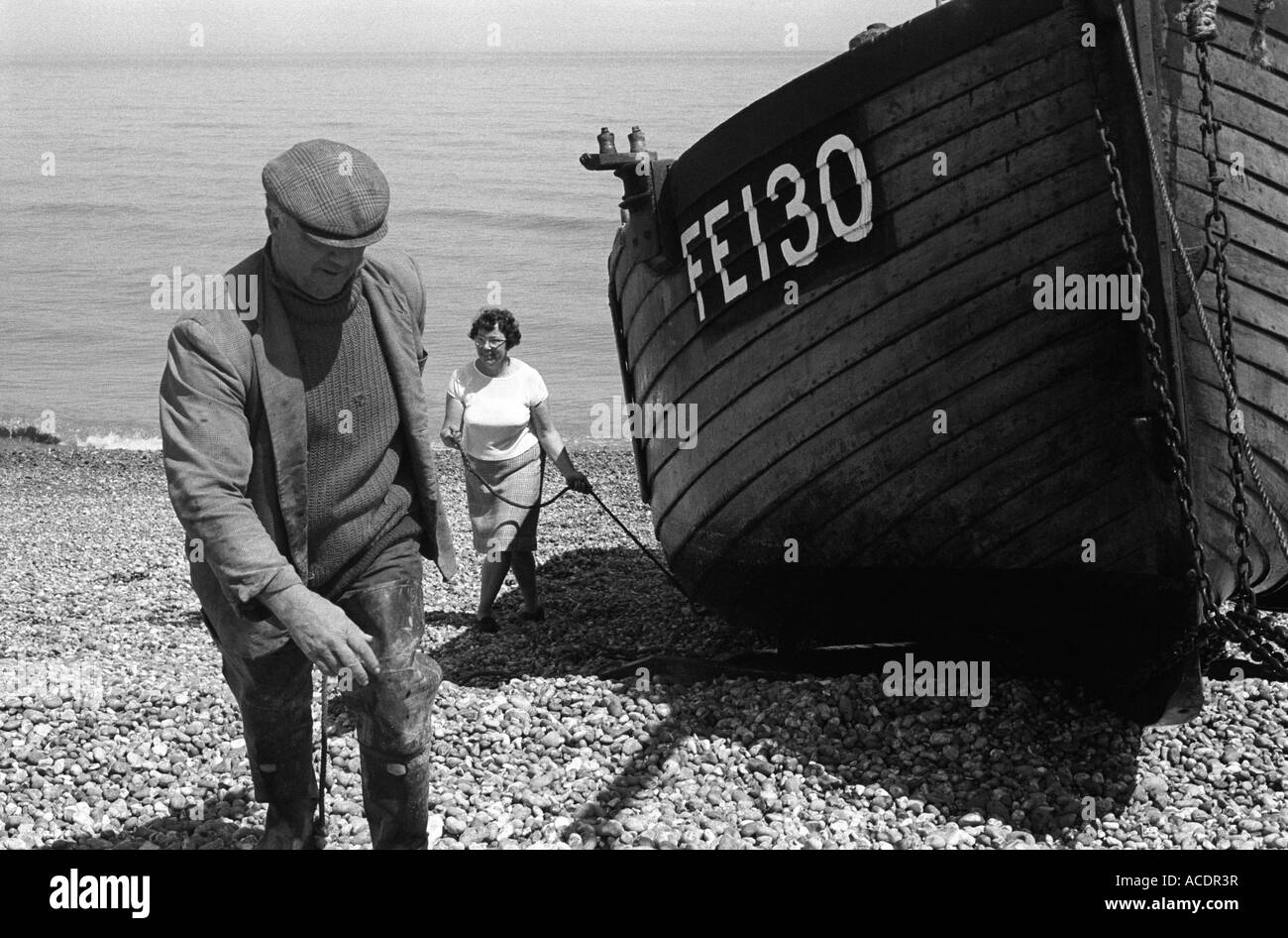 Il pescatore Charlie Tart e la moglie con la loro barca Dungeness, Kent Inghilterra, anni '1969 1960, UK HOMER SYKES Foto Stock