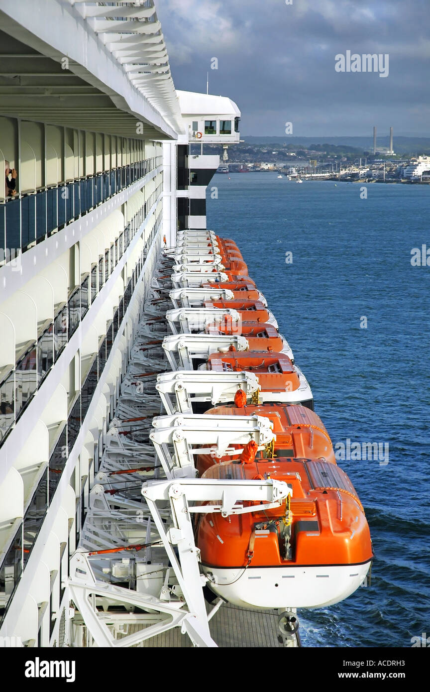 Il lato della porta della Queen Mary 2 ocean liner uscire Southampton, Inghilterra Foto Stock