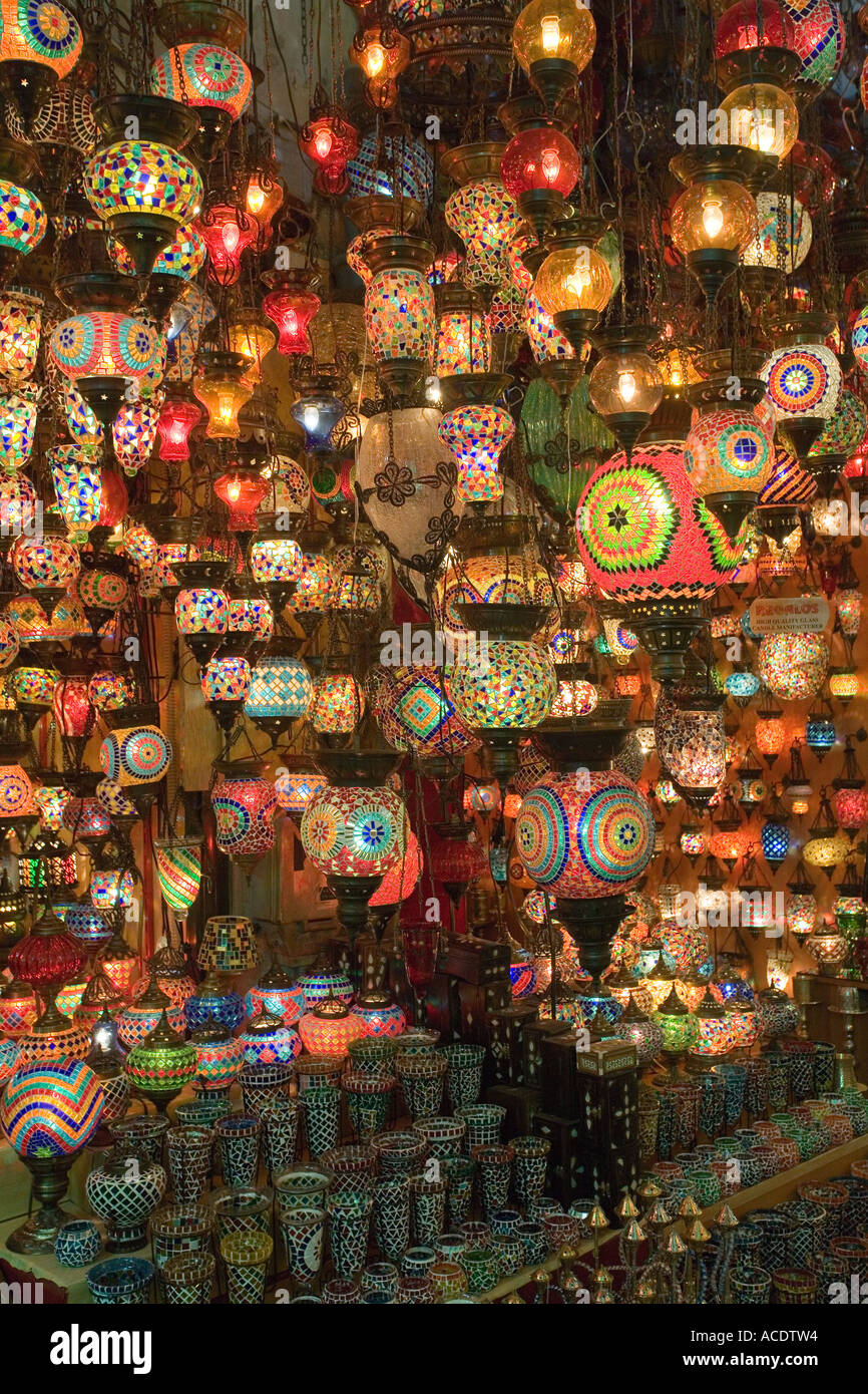 Lampade e illuminazione per la vendita nel Grand Bazaar di Istanbul in Turchia Foto Stock