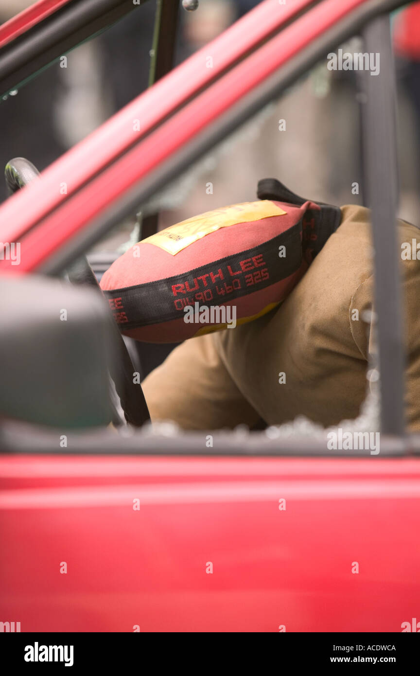 Car crash manichino di prova al volante di una vettura si è schiantato Foto Stock