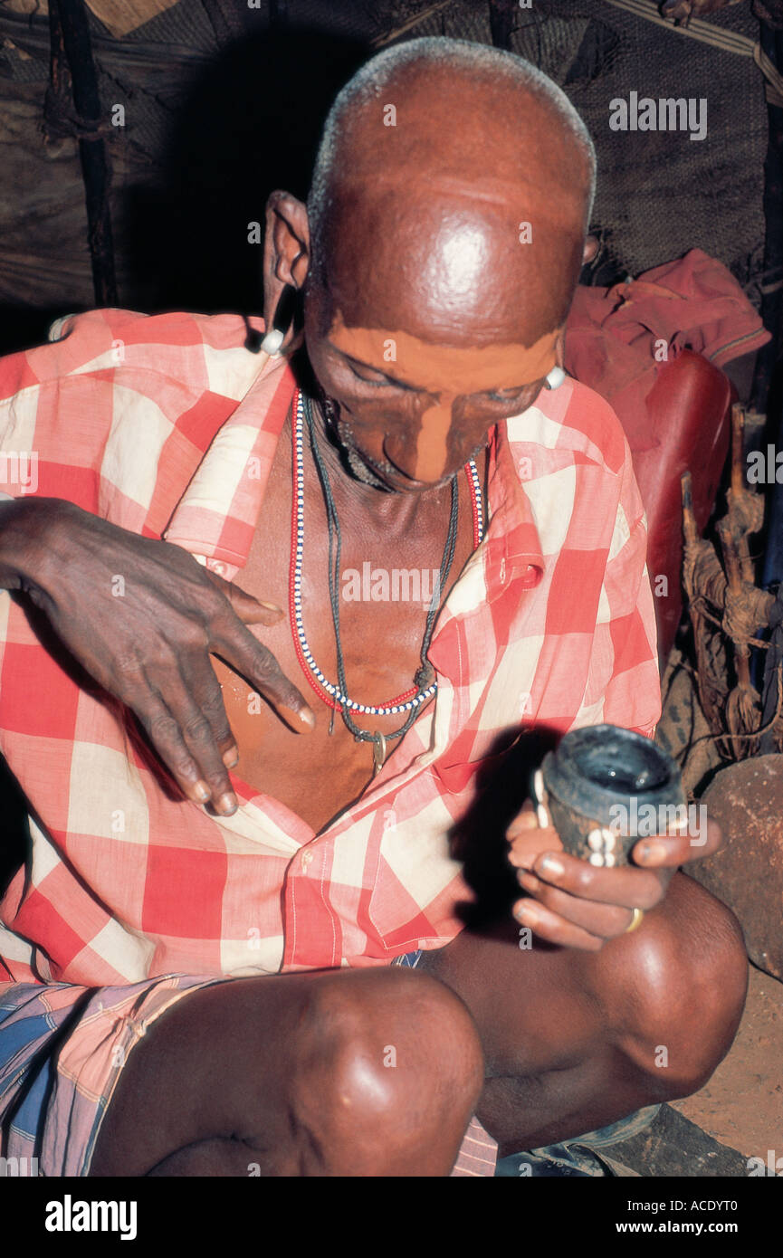 Rendille elder squatting dentro la sua capanna Korr Kenya Settentrionale Africa orientale Foto Stock