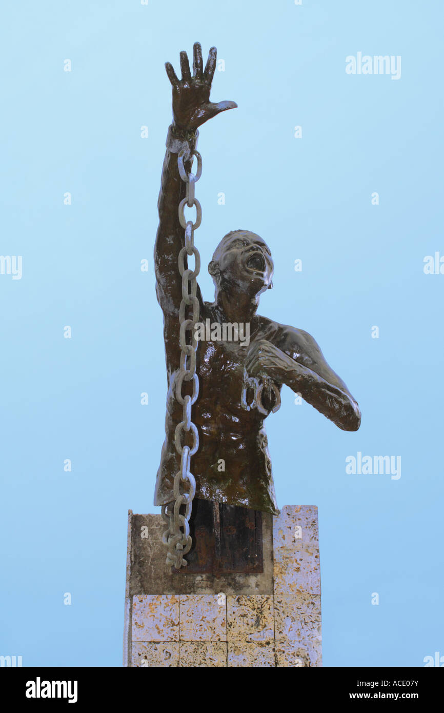 Statua di uno schiavo rompendo le sue catene, Palenque de San Basilio, Bolivar, Clombia, Sud America Foto Stock