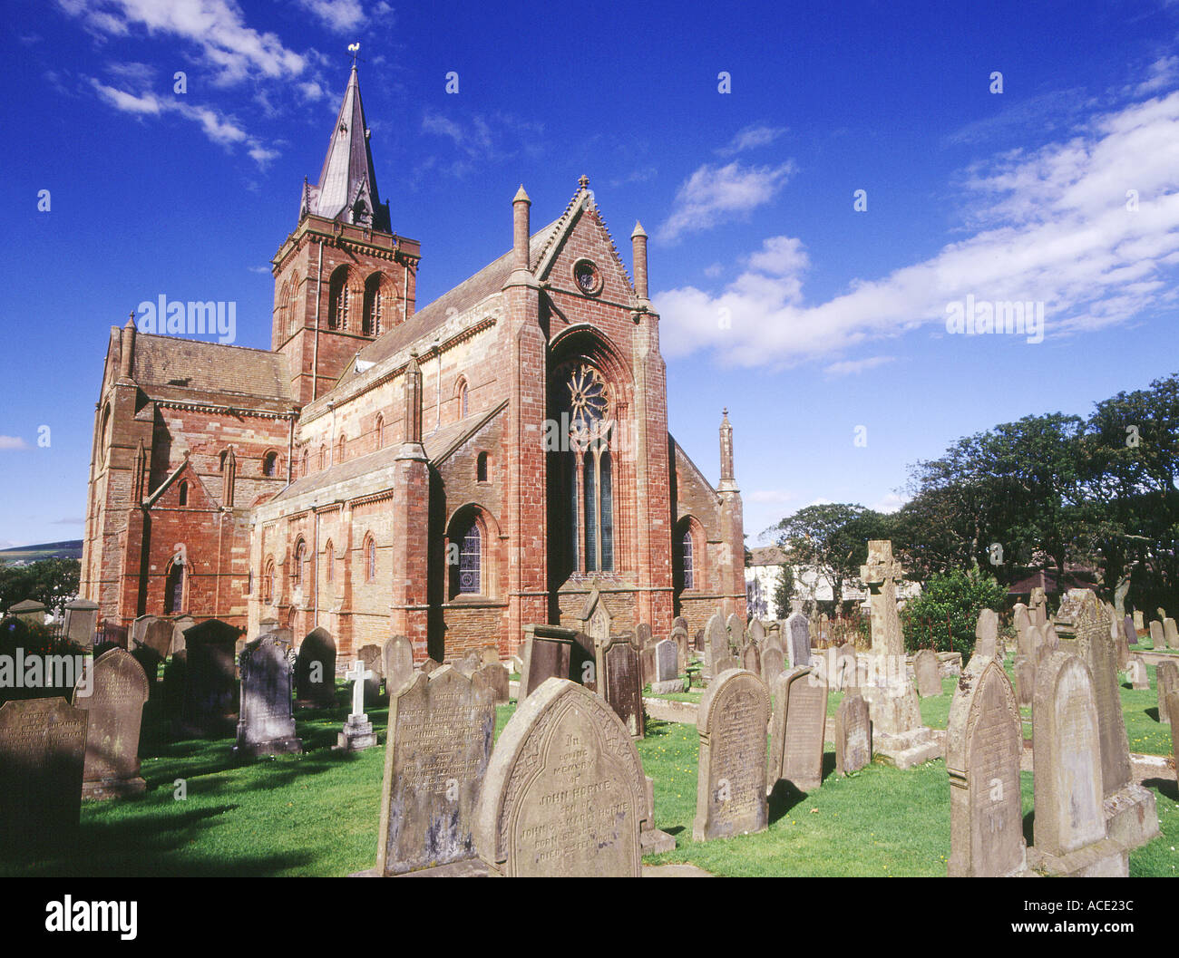 Dh St Magnus Cathedral KIRKWALL ORKNEY Cimitero Cimitero Norse Viking rosso e giallo cattedrale di arenaria Orcadi Foto Stock
