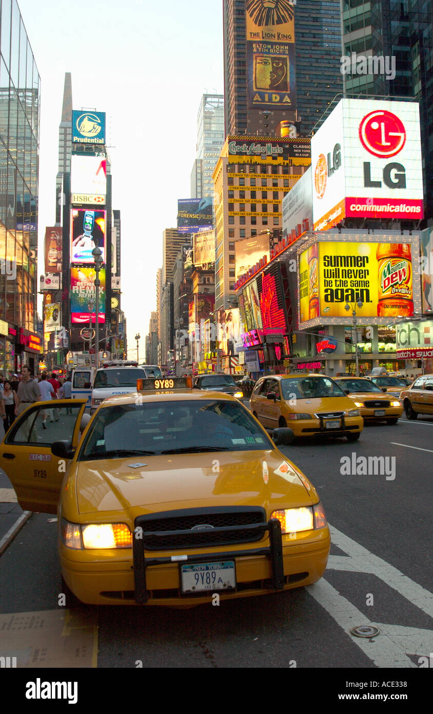 Il luminoso segni di Times Square a New York City New York STATI UNITI D'AMERICA Foto Stock