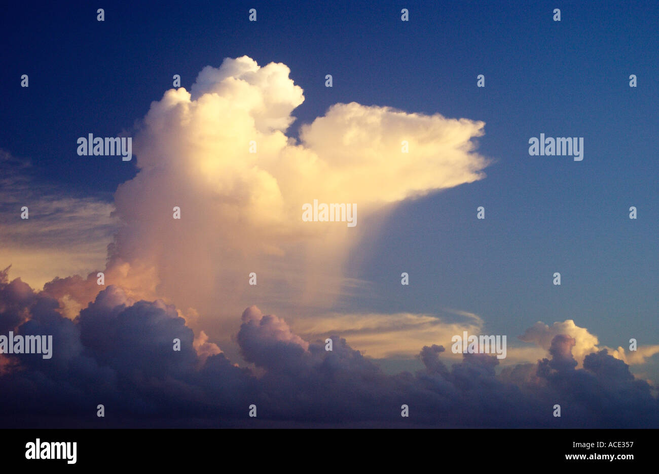 Thunder nuvole formando con un imminente tempesta al tramonto sull'oceano Atlantico Foto Stock