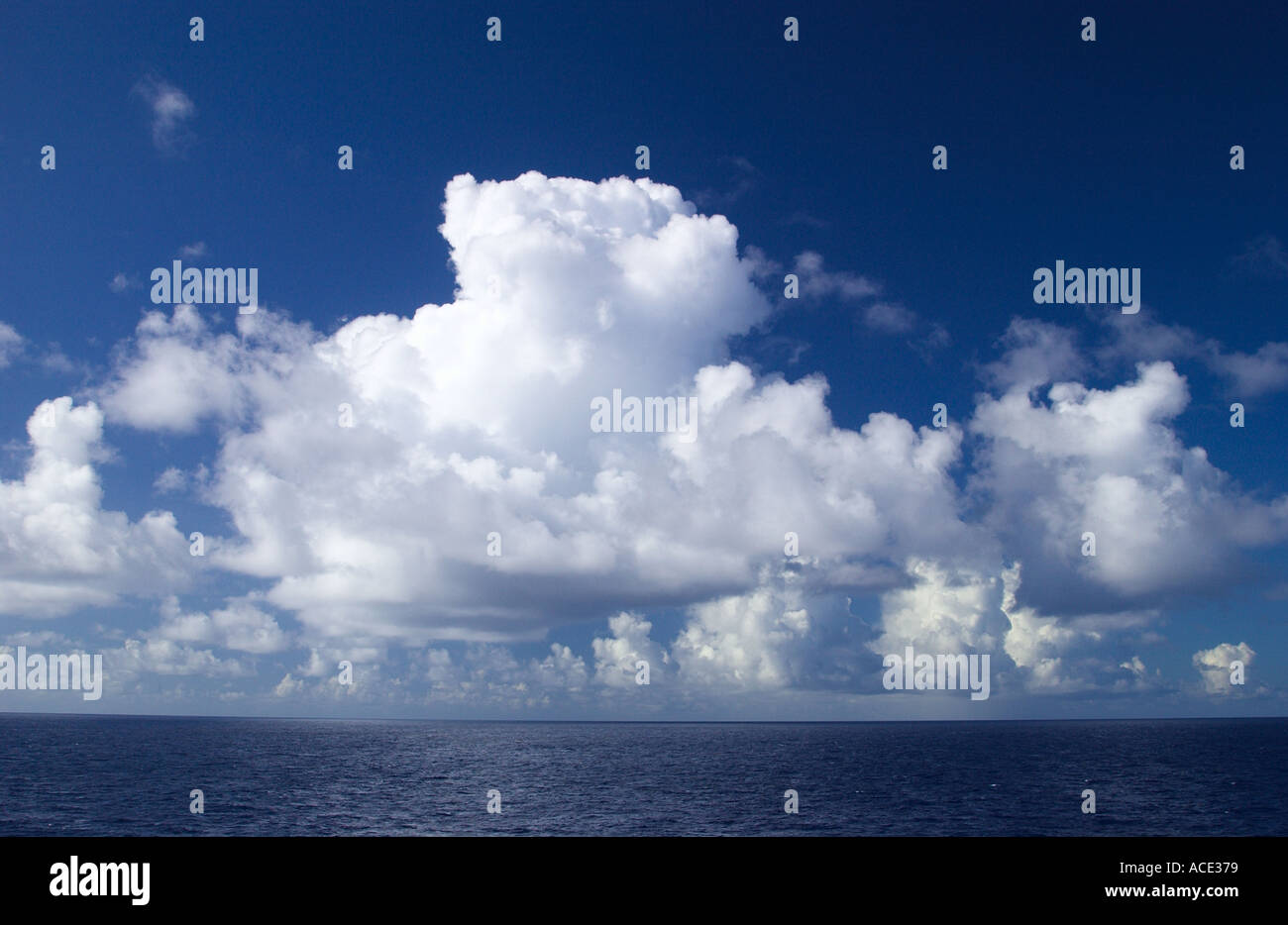 Thunder nuvole la formazione sull'oceano Atlantico con un imminente tempesta Foto Stock