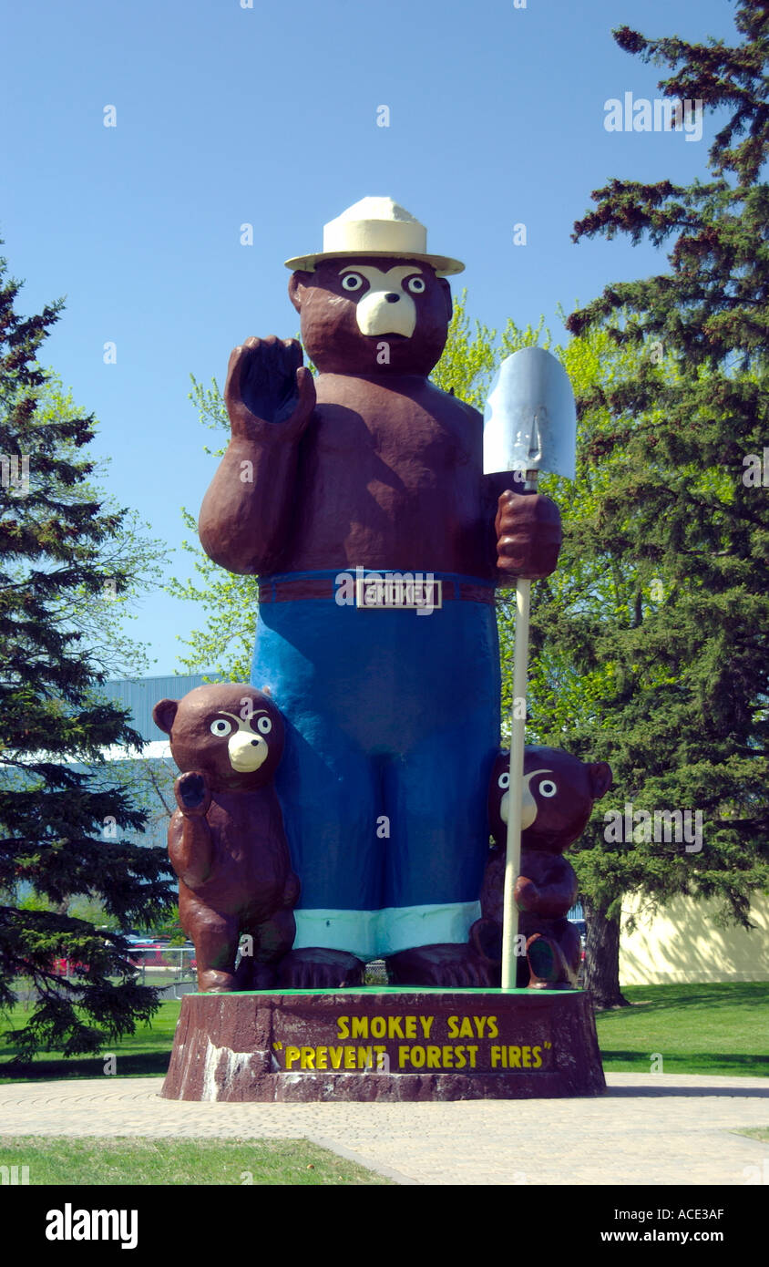 Smokey Bear monumento in International Falls Minnesota USA simbolica della prevenzione degli incendi forestali Foto Stock