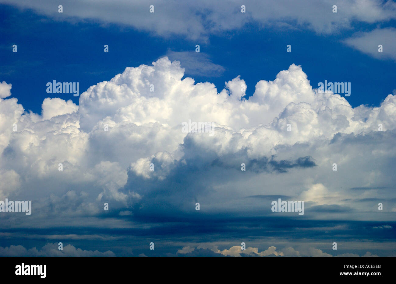 Thunder nuvole formando con un imminente tempesta su una prateria campo di grano nel sud di Manitoba in Canada Foto Stock