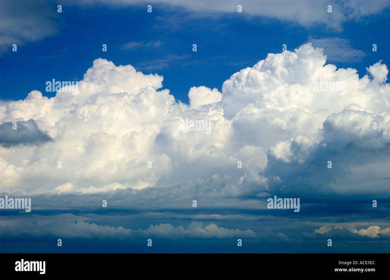 Thunder nuvole formando con un imminente tempesta su una prateria campo di grano nel sud di Manitoba in Canada Foto Stock