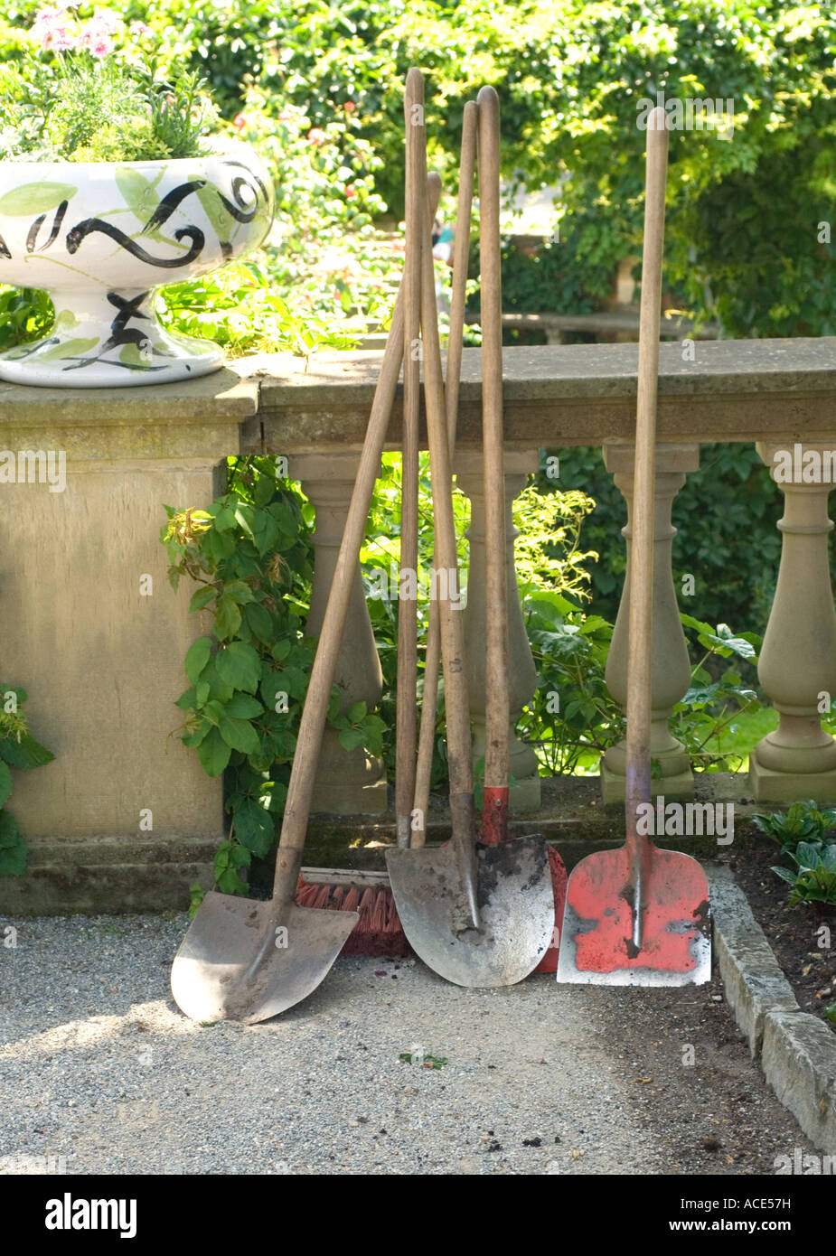 Attrezzi da giardino in pausa pranzo a Mainau, Bodensee, Baden-Wuerttemberg, Germania Foto Stock