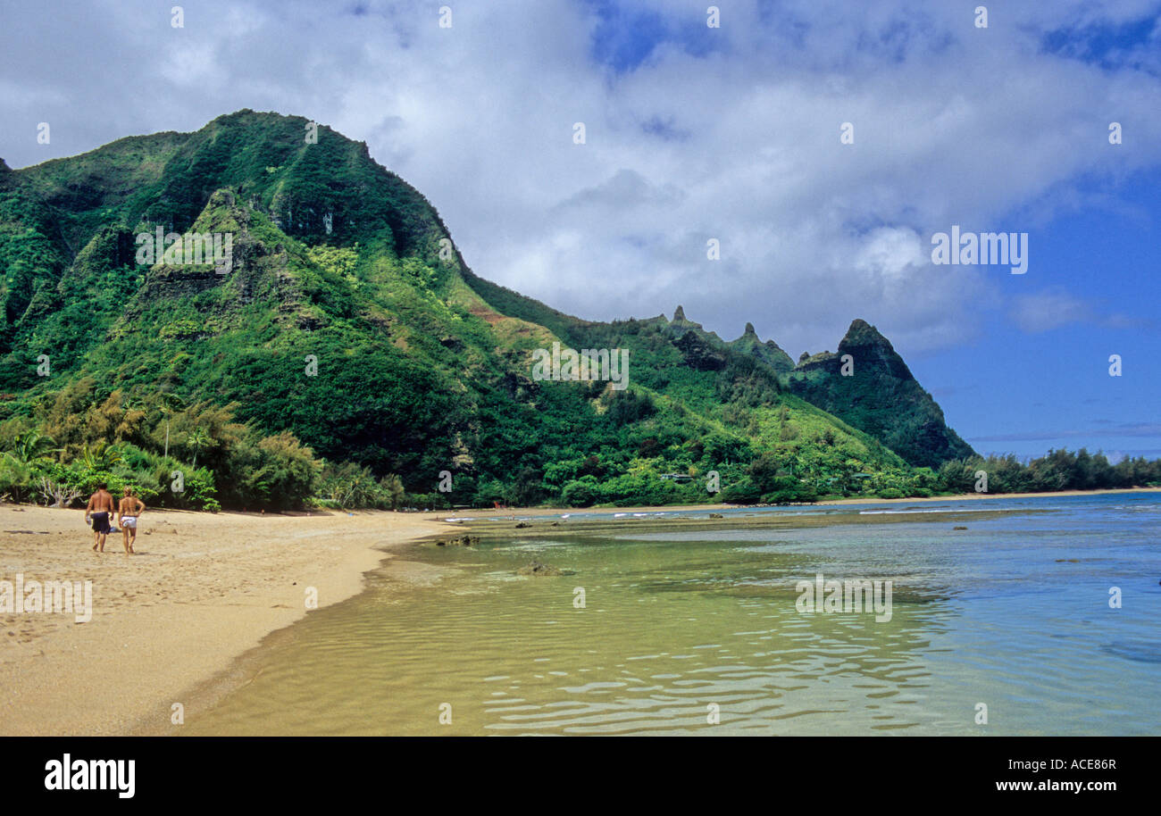 I visitatori cammineranno sulla North Shore sulla spiaggia Kauai Foto Stock