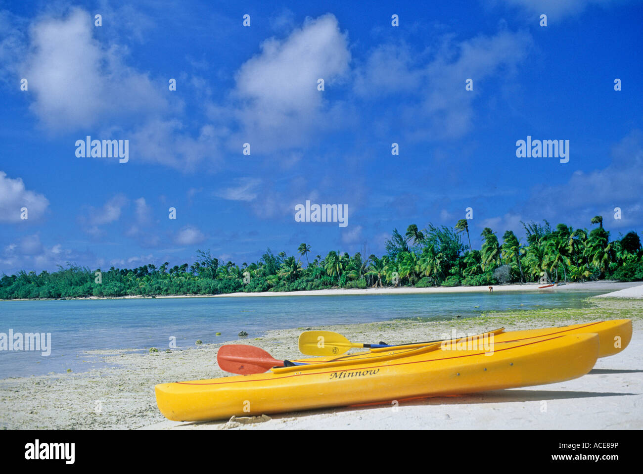 Kayak spiaggiata sull'isola di Aitutaki Lagoon Foto Stock