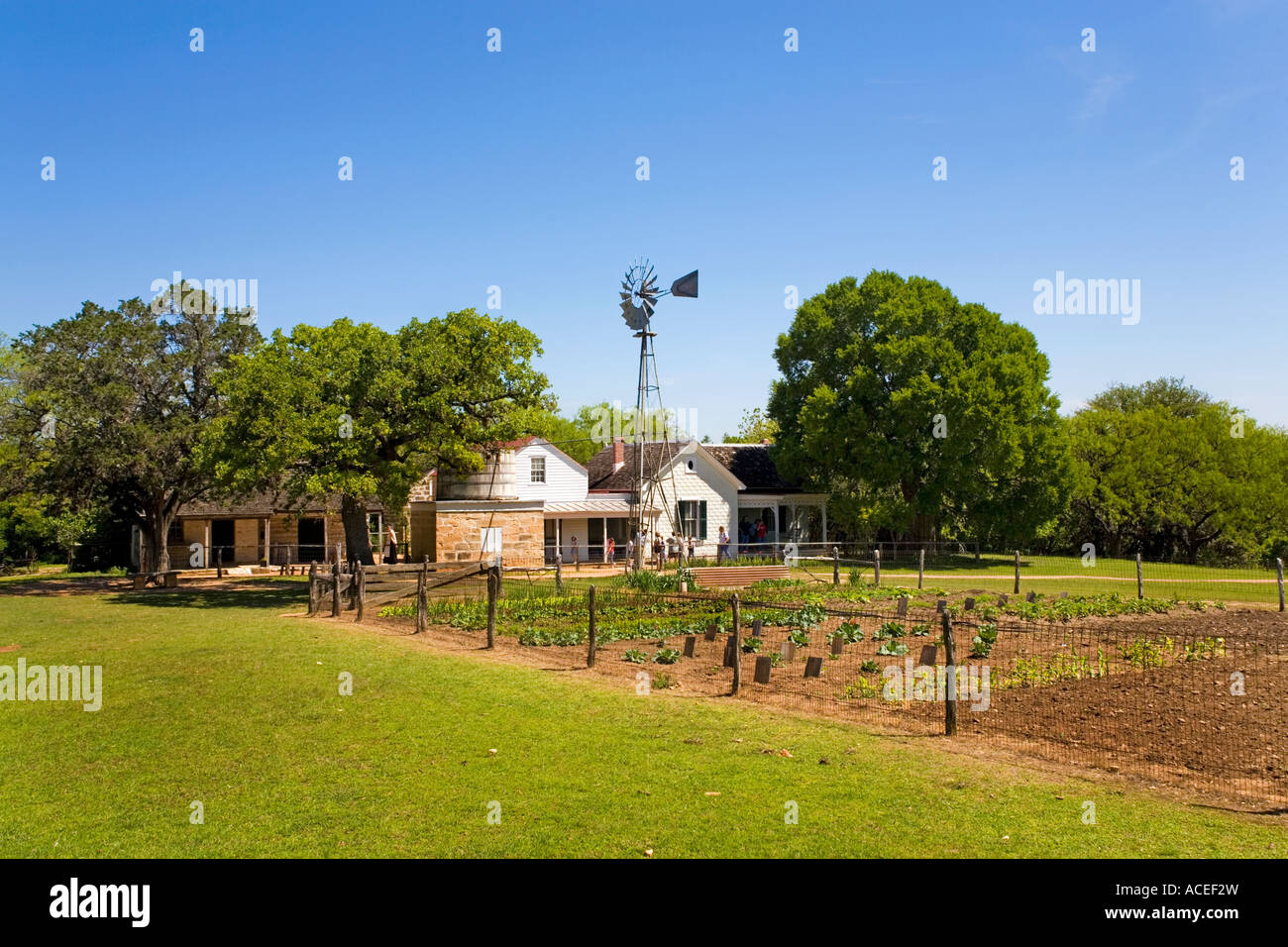 Agriturismo pioneer turisti con giardino e il mulino a vento Foto Stock