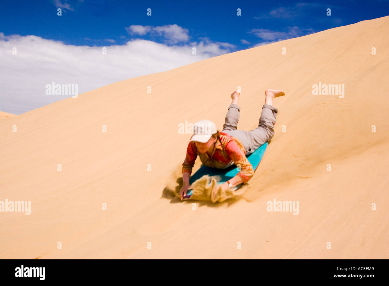 Donna sabbia-surf in Nuova Zelanda Foto Stock