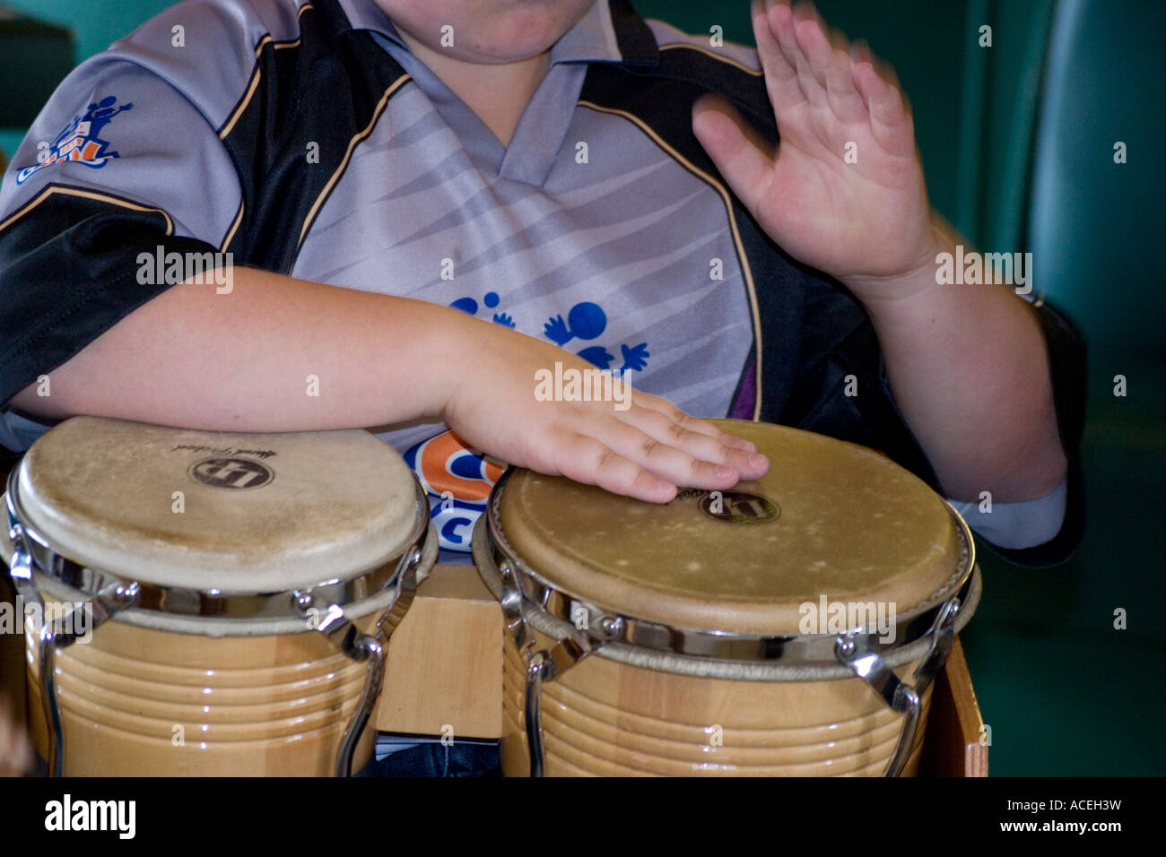 Giocando i tamburi di bongo Foto Stock