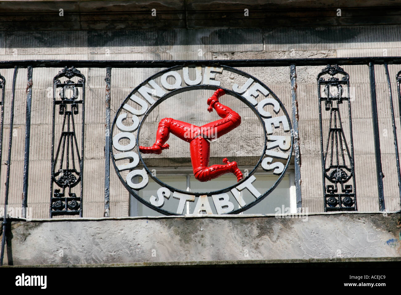 Segno rosso del Triskelion il Manx emblema di tre gambe dell'uomo al di fuori di Castle Mona Hotel in Douglas Isle of Man Foto Stock