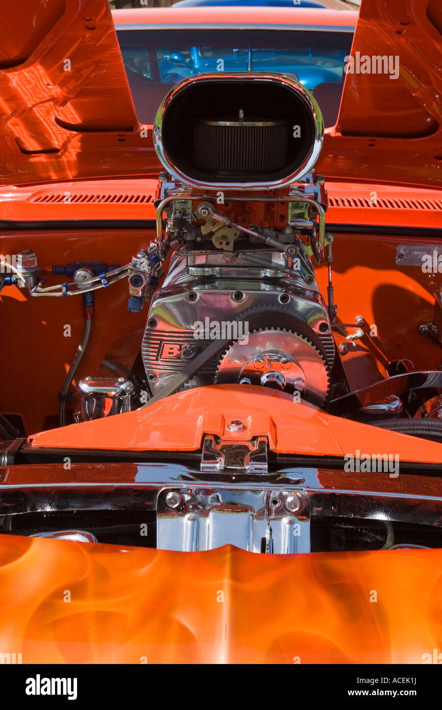 Modificato turbo motore sotto il cofano di un'arancia 1969 Pro Street Chevrolet Camaro auto classica Foto Stock