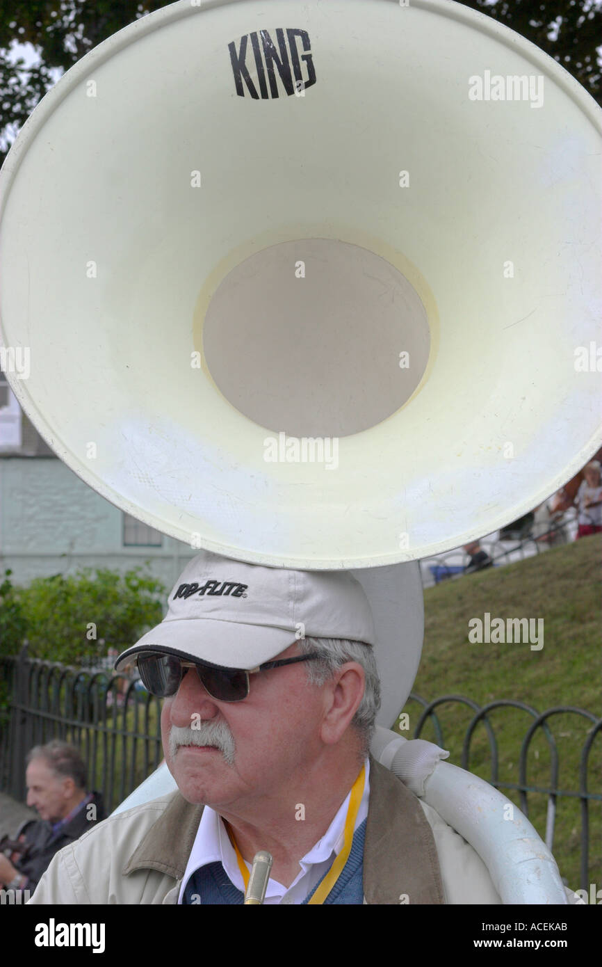 Uomo con sousaphone Foto Stock