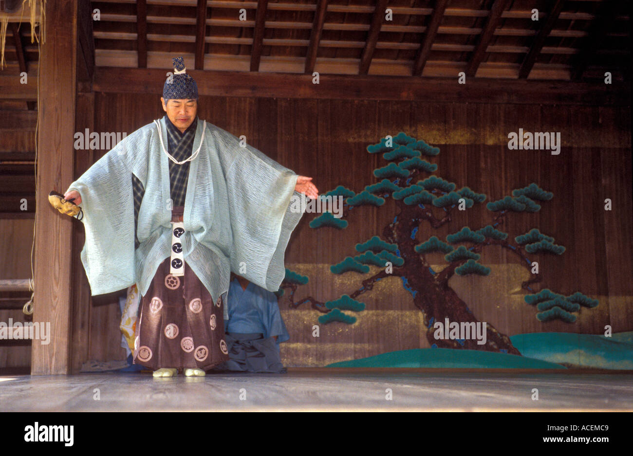 L'interprete in costume tradizionale Noh esegue una mossa sul palco durante uno spettacolo Kyogen al santuario Yasaka Jinja a Kyoto, in Giappone. Foto Stock