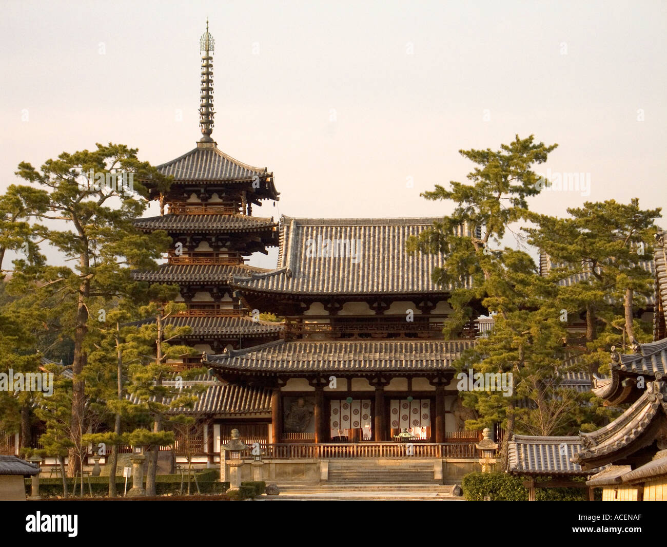 Cancello principale e cinque piani pagoda di Horyuji il più antico tempio in Giappone Foto Stock