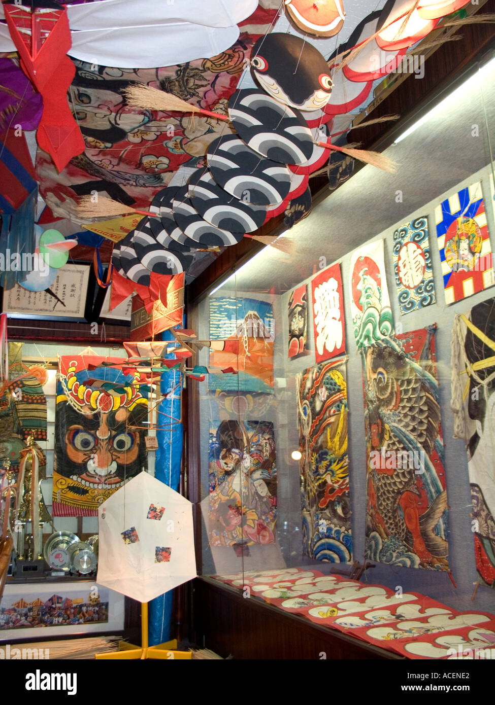 Carta artistica colorata e aquiloni di bambù di ogni dimensione e forma riempiono il Tokyo Kite Museum in Giappone. Foto Stock