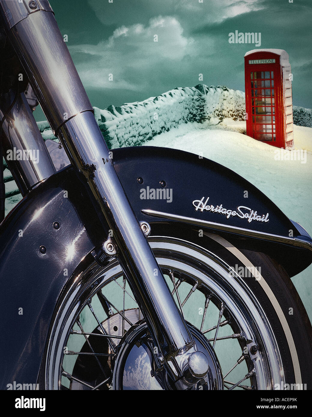 GB - GLOUCESTERSHIRE: Harley Davidson e Telefono rosso Box Foto Stock