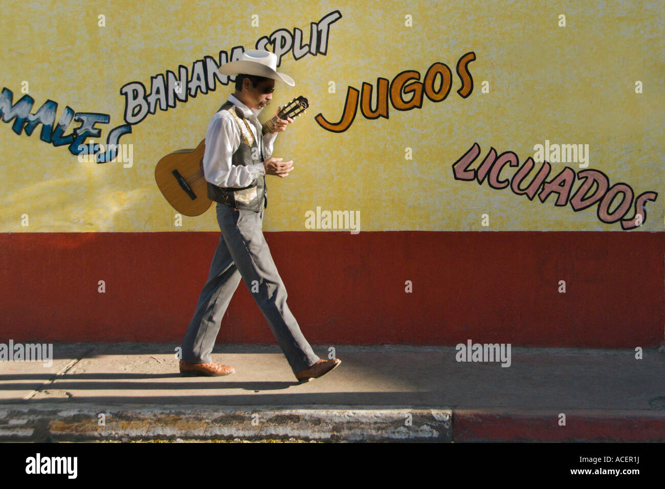 Un chitarrista mariachi passeggiate attraverso le strade di Tecate, Baja California, Messico. Foto Stock