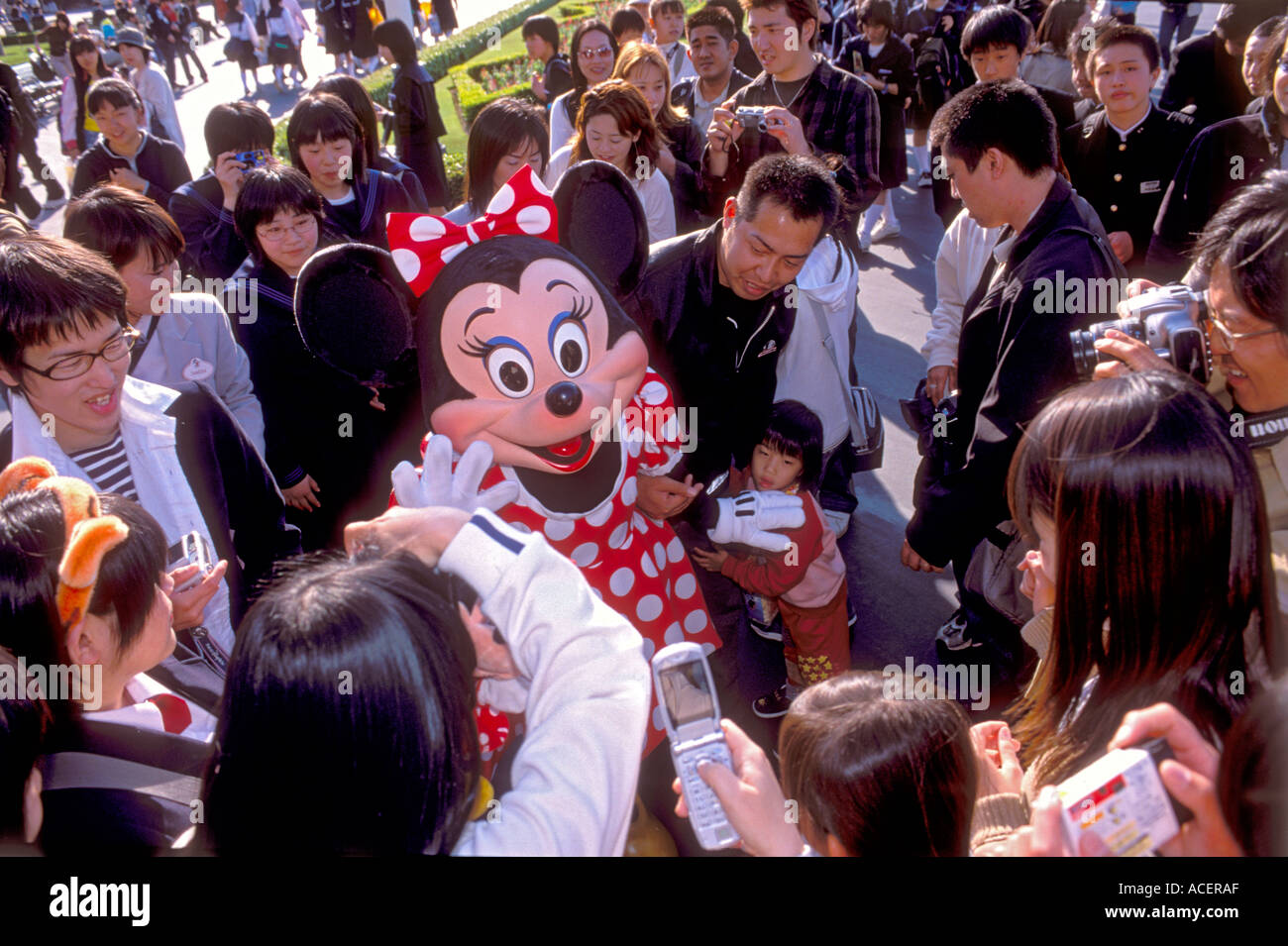 I visitatori al Tokyo Disneyland mob Minnie Mouse per una foto Foto Stock