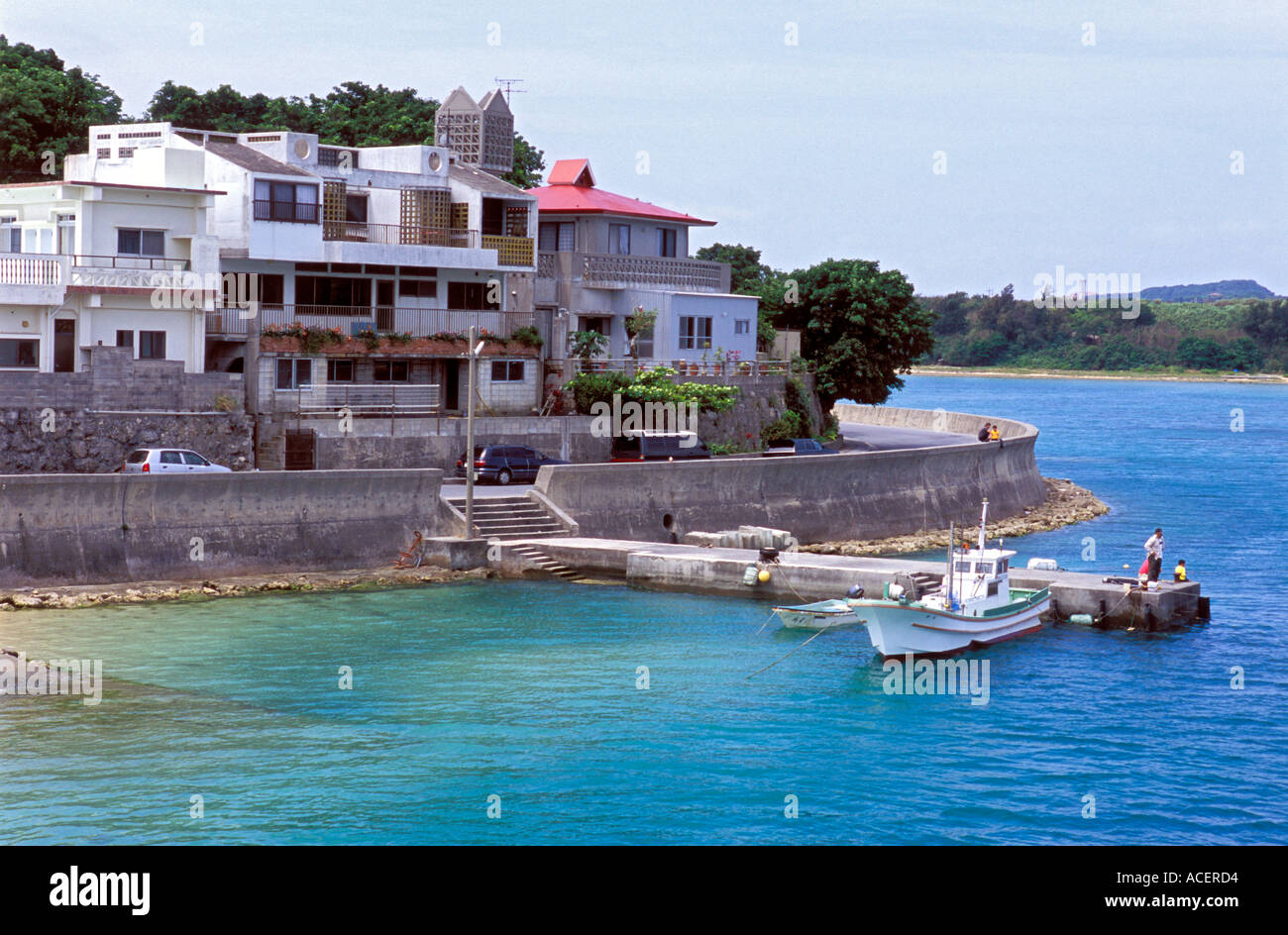 Villaggio di Pescatori e la barca su Ojima isola nella catena di Okinawa delle isole Ryukyu Foto Stock