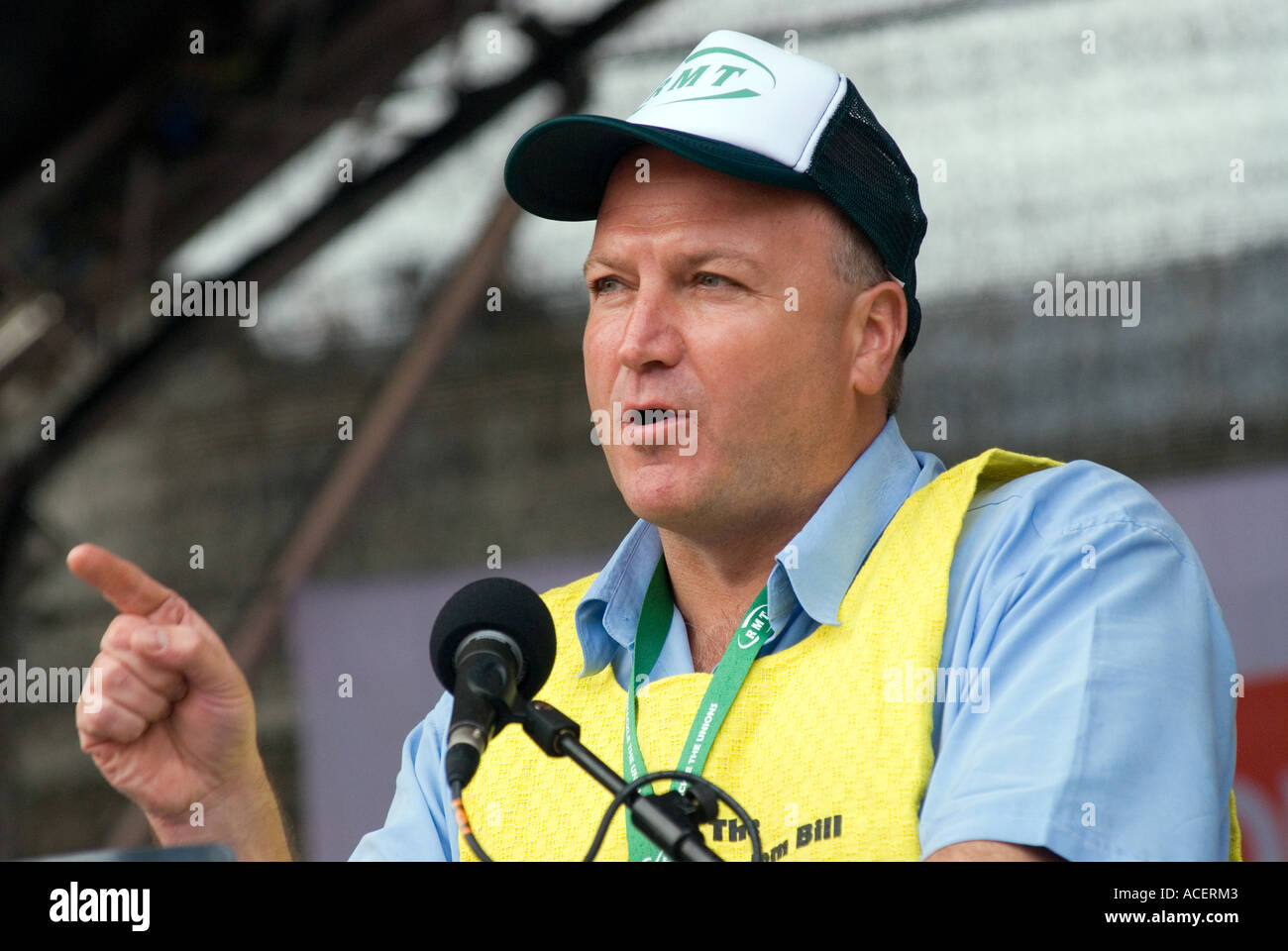 Il defunto Bob Crow (1961-2014) leader del RMT Union parla al TUC March per Workplace Justice Trafalgar Square London Mayday Maggio 1st 2006 Foto Stock