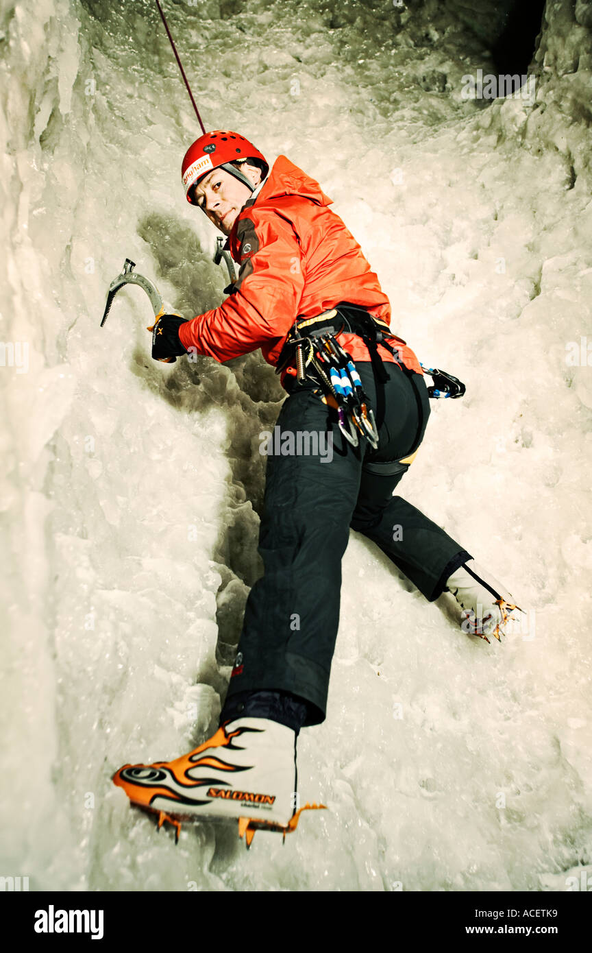 Scalatore maschio sulla coperta parete di ghiaccio, REGNO UNITO Foto Stock