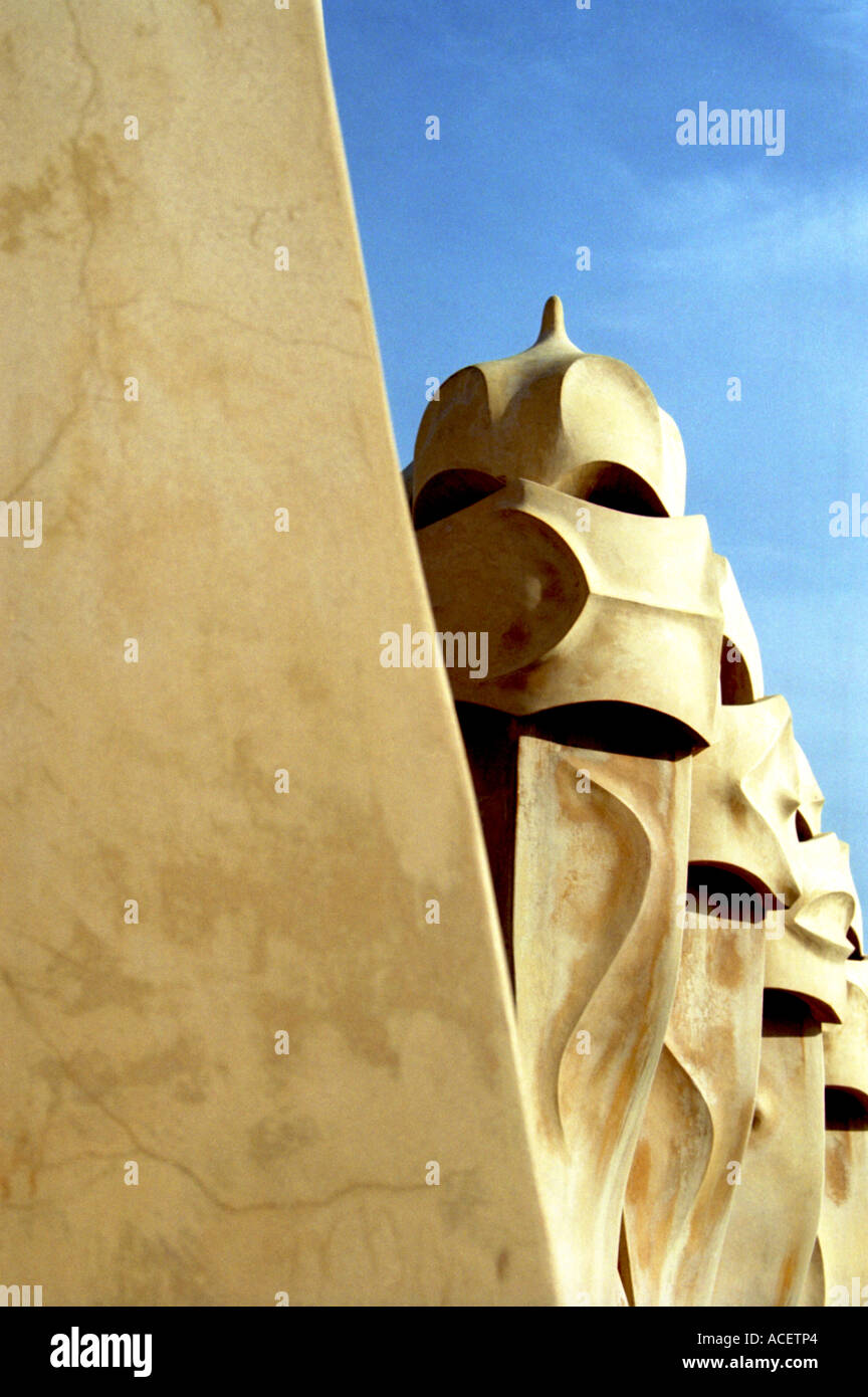 Gaudi sentinelle o linea di guerrieri sul tetto di Casa Mila Catalogna. Spagna Foto Stock