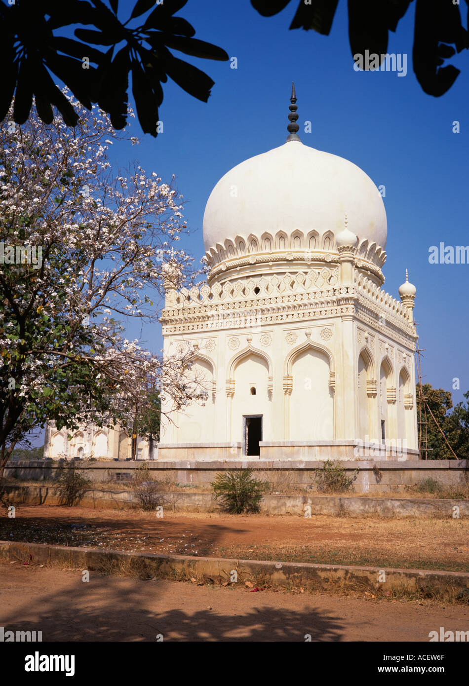 India Andhra Pradesh Hyderabad Qutb Shahi tombe restaurato di recente tomba Foto Stock