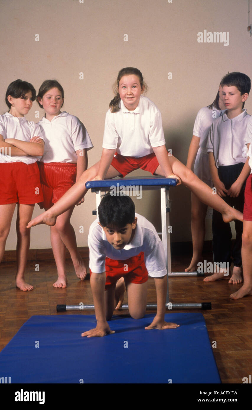 I bambini della scuola elementare di fare palestra Foto Stock