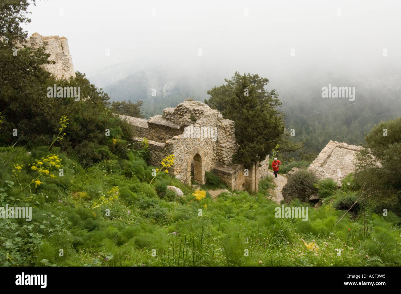 Kantara, Kalesi, Castello, la torre di nord-est sulla sinistra e la penisola di Karpas nella distanza, Cipro del Nord, Europa Foto Stock