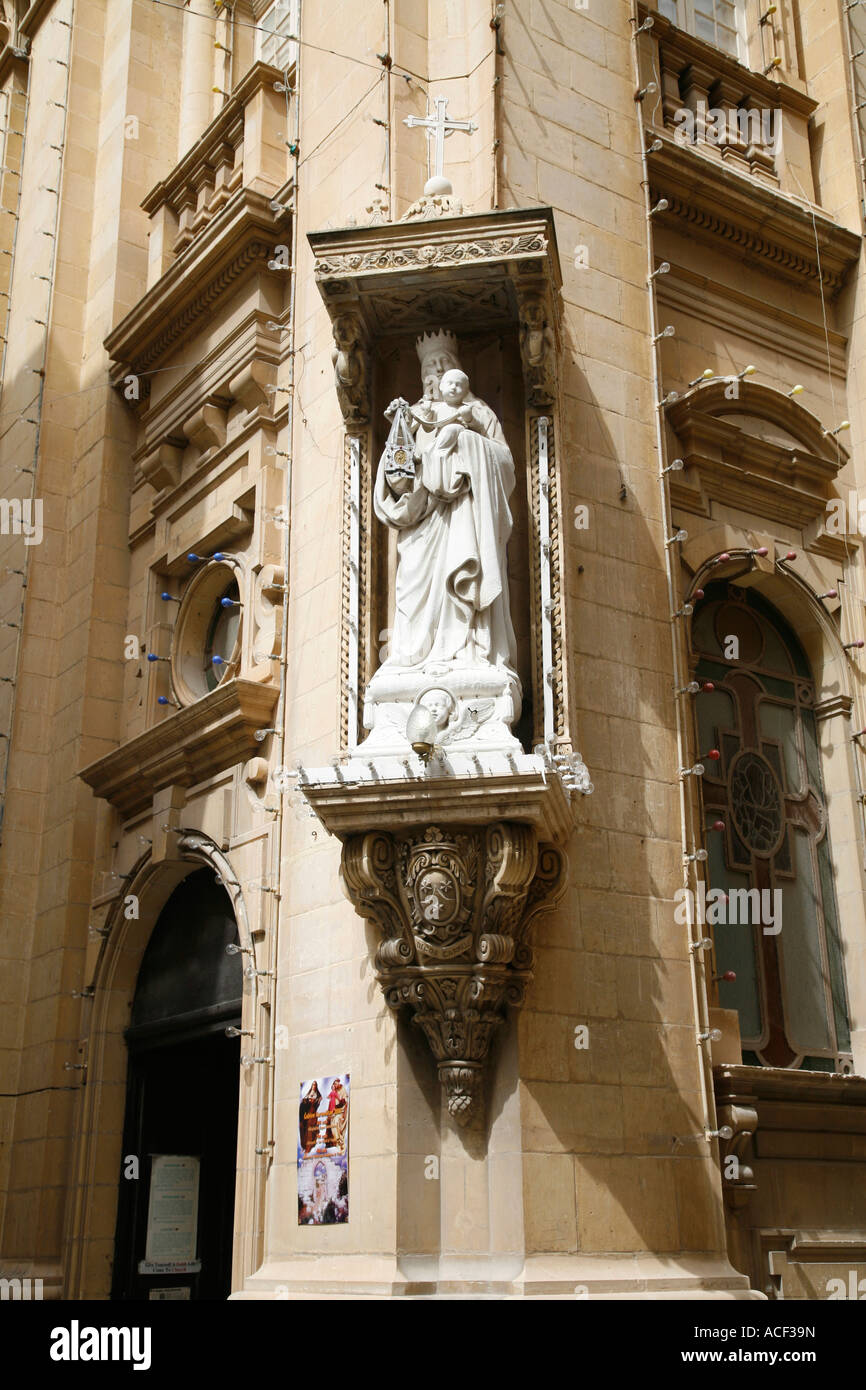 Statuetta sulla chiesa edificio a La Valletta, Malta. Foto Stock