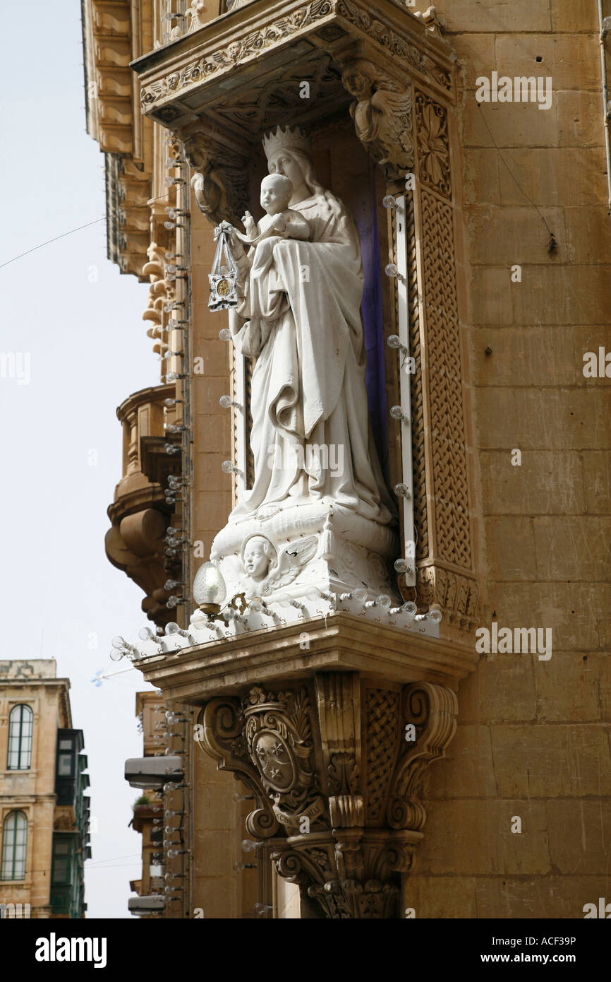 Statuetta sulla chiesa edificio a La Valletta, Malta. Foto Stock