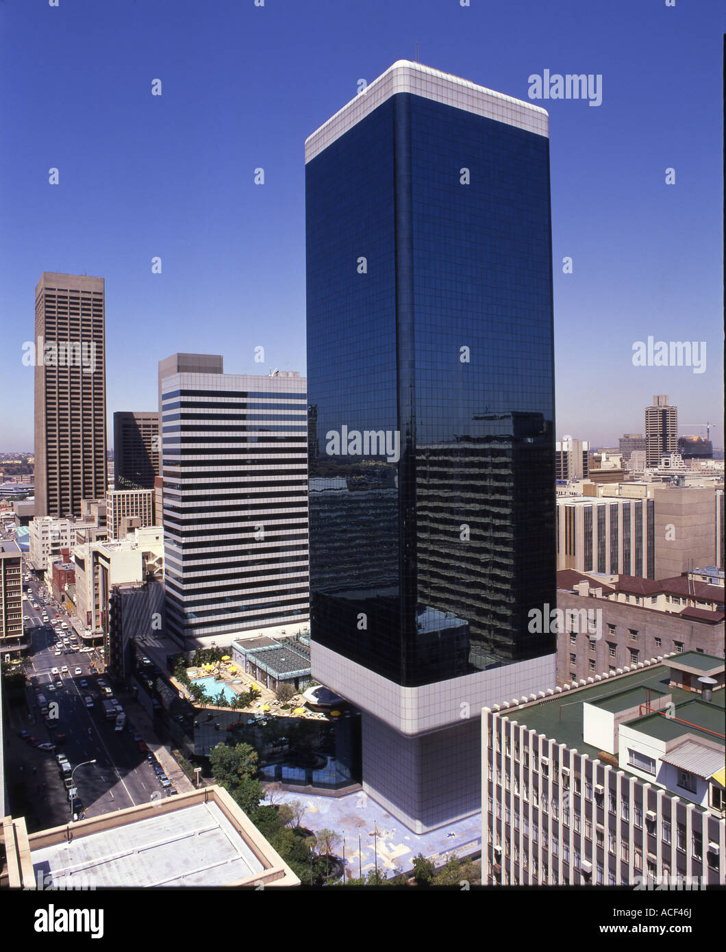 Tre edifici alti in Johannesburg City Centre Il Carlton Centre è il più alto edificio in distanza. Foto Stock